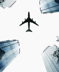 大厦上飞过的飞机图片